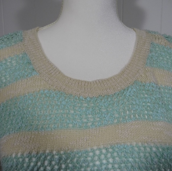Shrinking violet eyelet sweater size M - Picture 4 of 8
